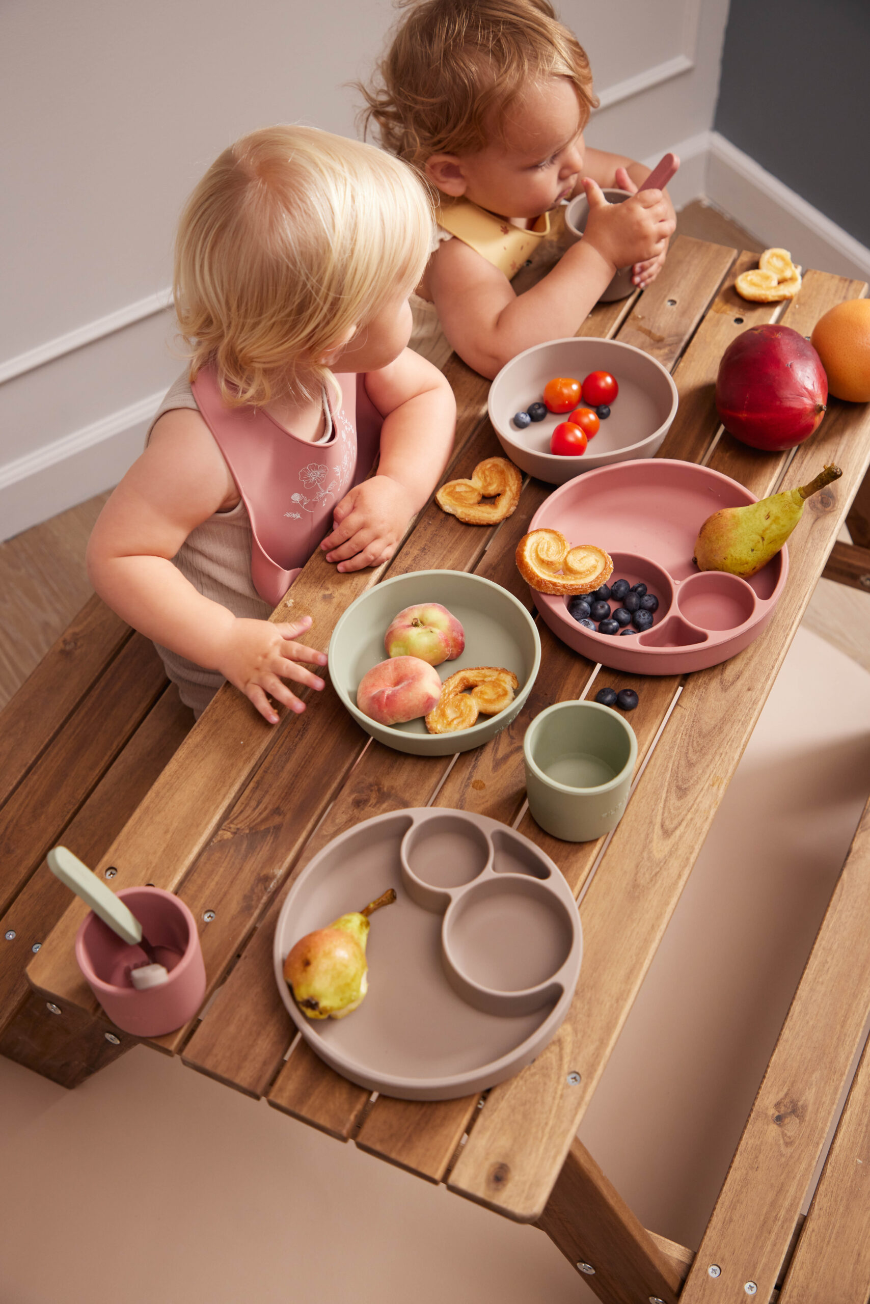 FILIBABBA SILICONE DIVIDED PLATE WARM GREY - Image 4