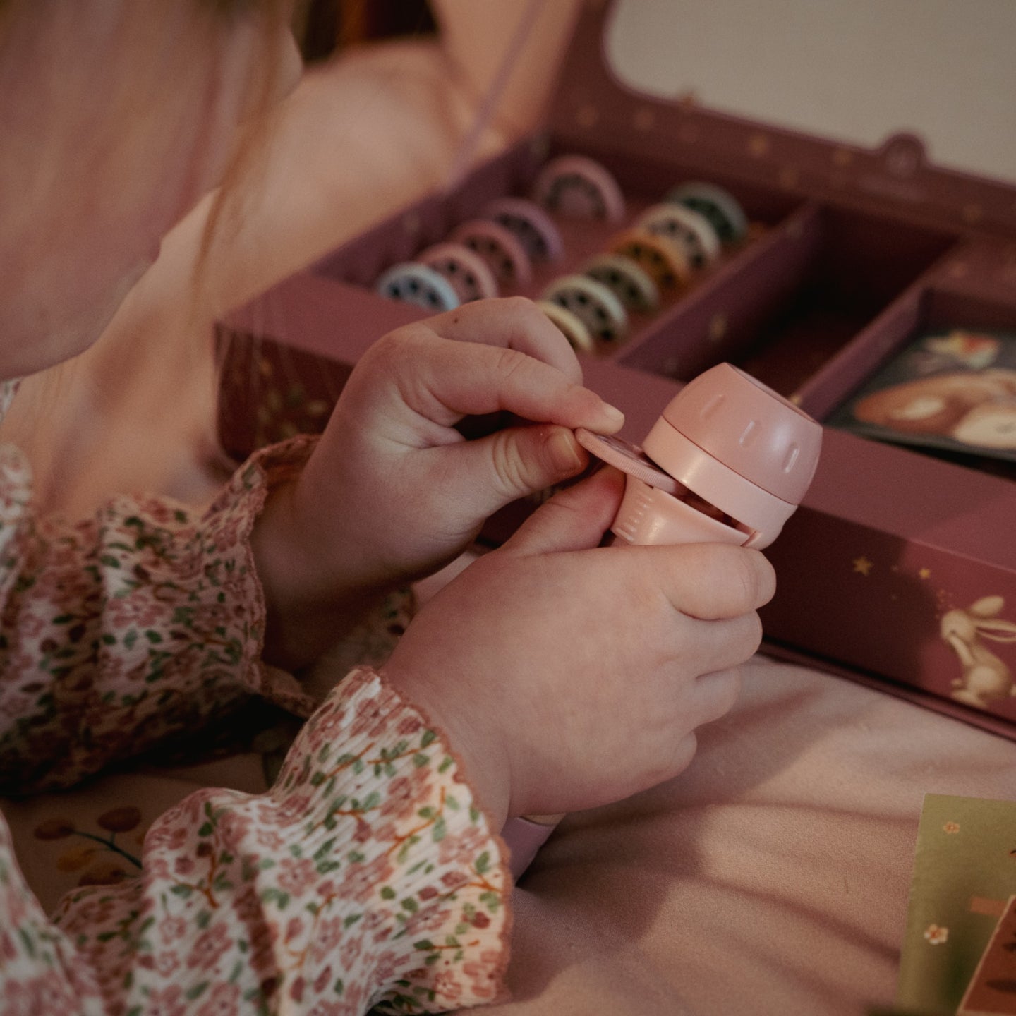 LITTLE DUTCH. Stories projector torch - Pink - Image 4