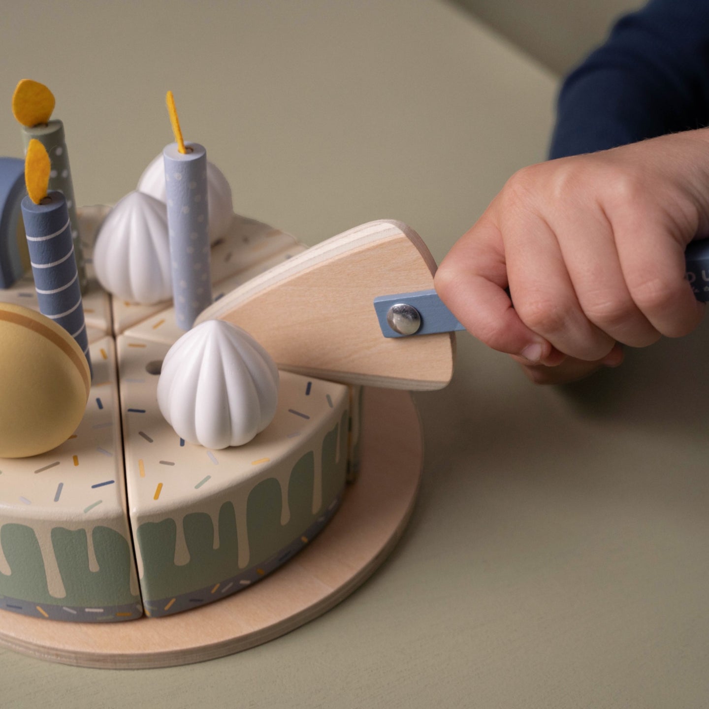 LITTLE DUTCH. Wooden cake with blue candles FSC - Image 5