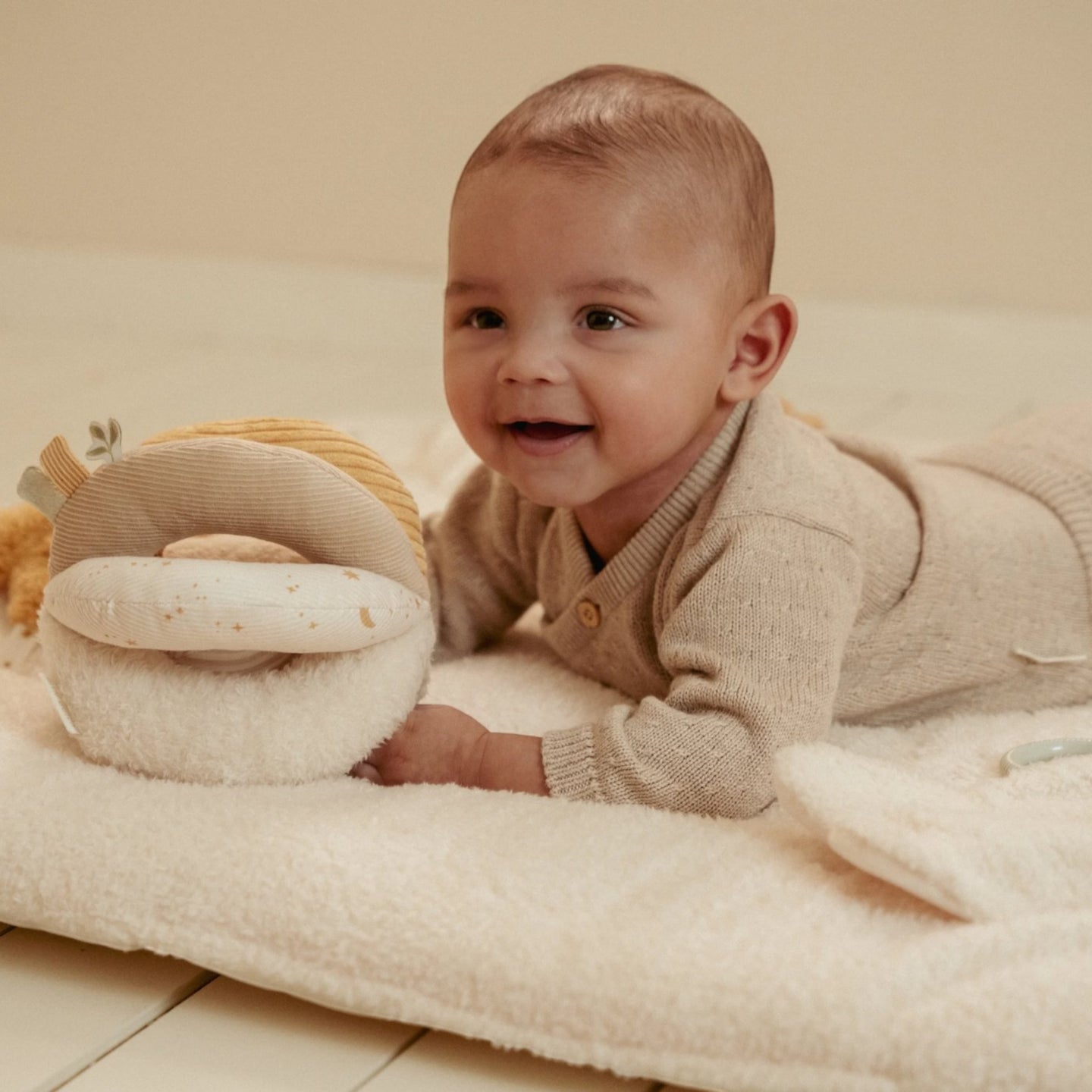 LITTLE DUTCH. Newborn Naturals GRS Fabric Ball with Handles - Image 2