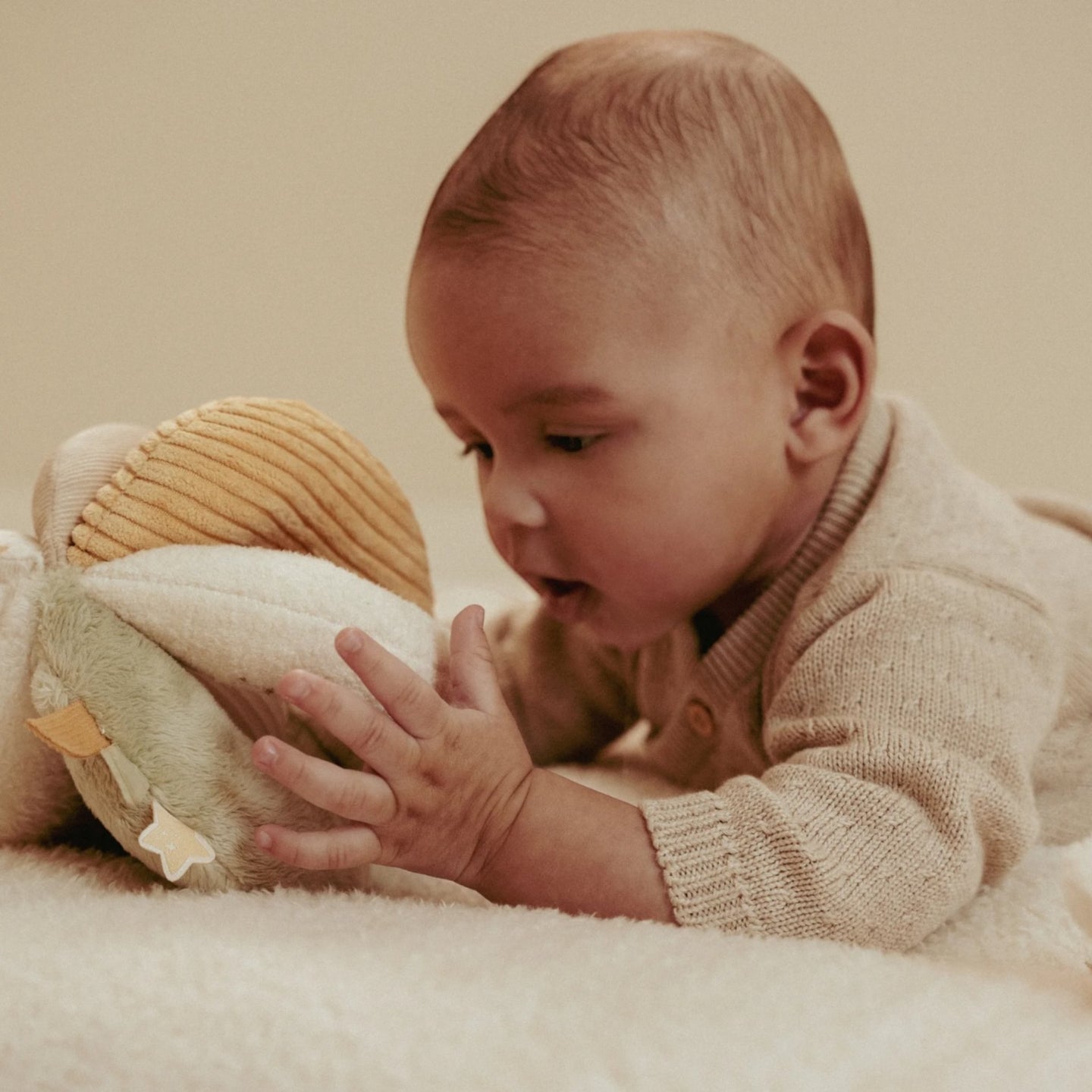 LITTLE DUTCH. Newborn Naturals GRS Fabric Ball with Handles - Image 3