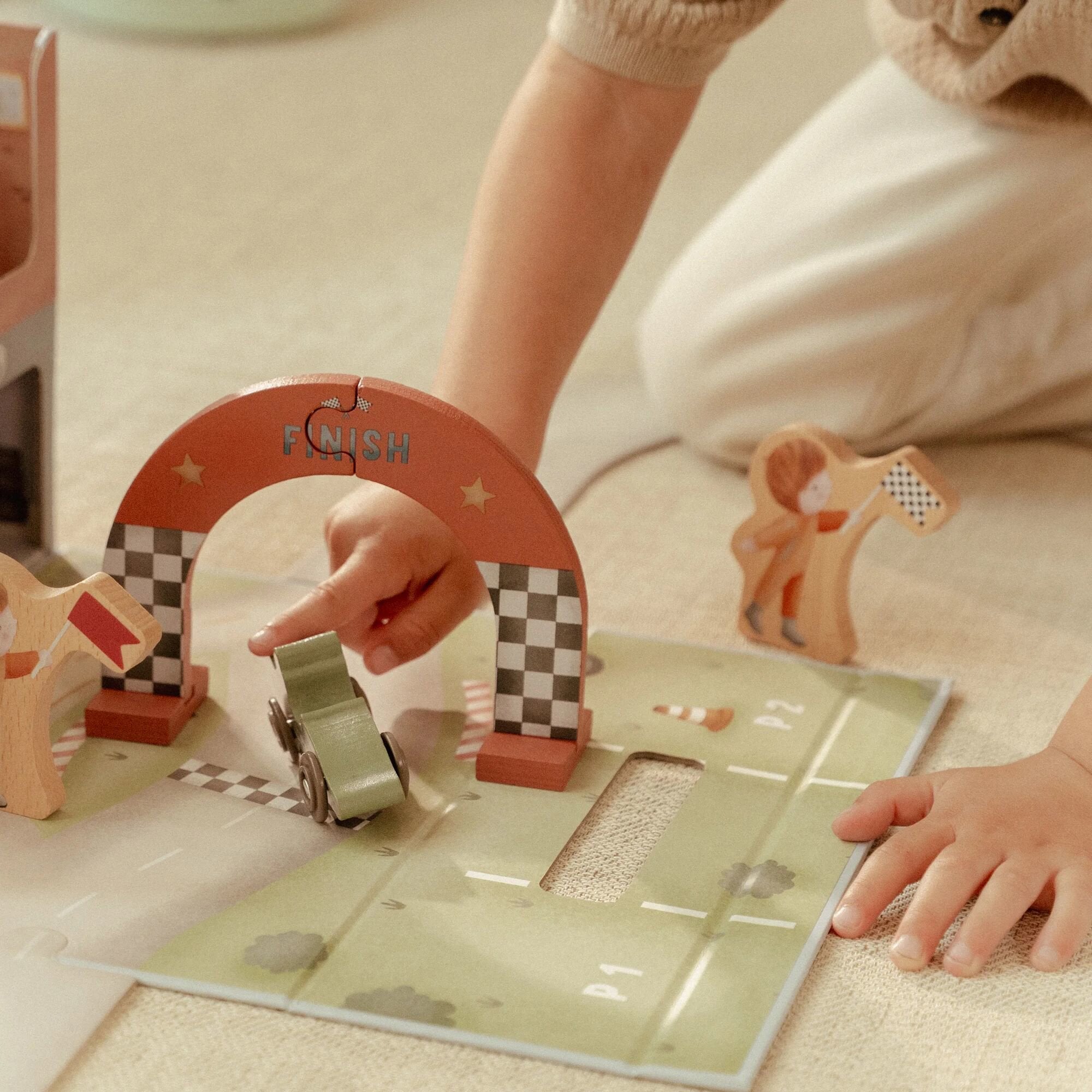 LITTLE DUTCH Wooden racetrack in play case - Image 5