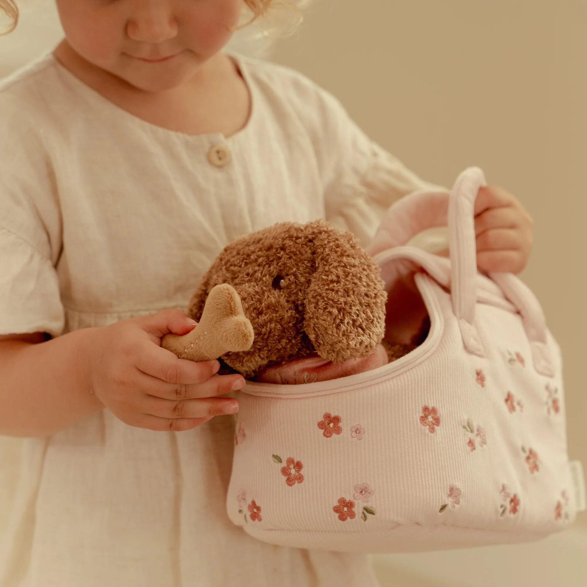 LITTLE DUTCH Cuddle dog in bag – Pink - Image 4
