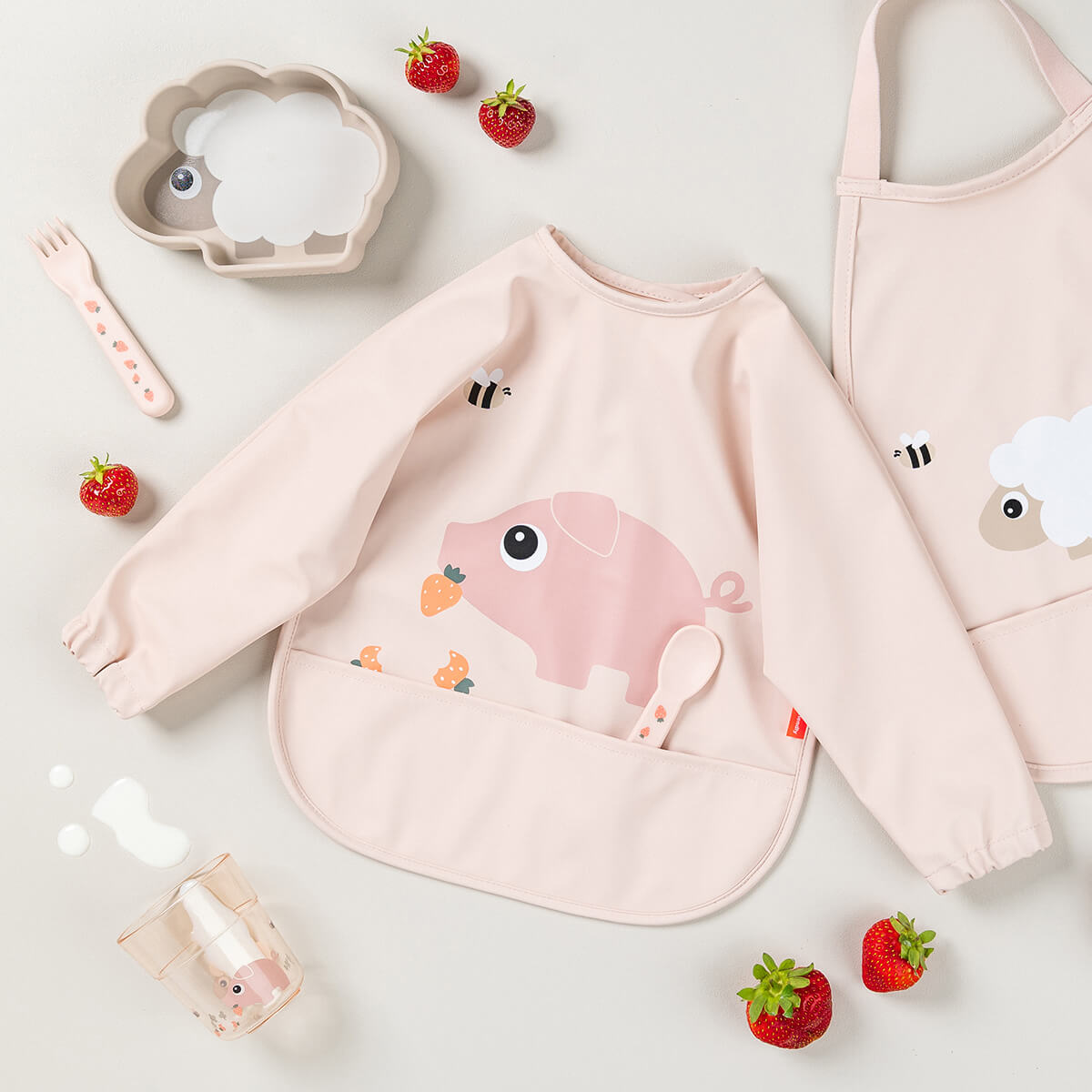 DONE BY DEER Sleeved pocket bib - Tiny farm - Powder - Image 2