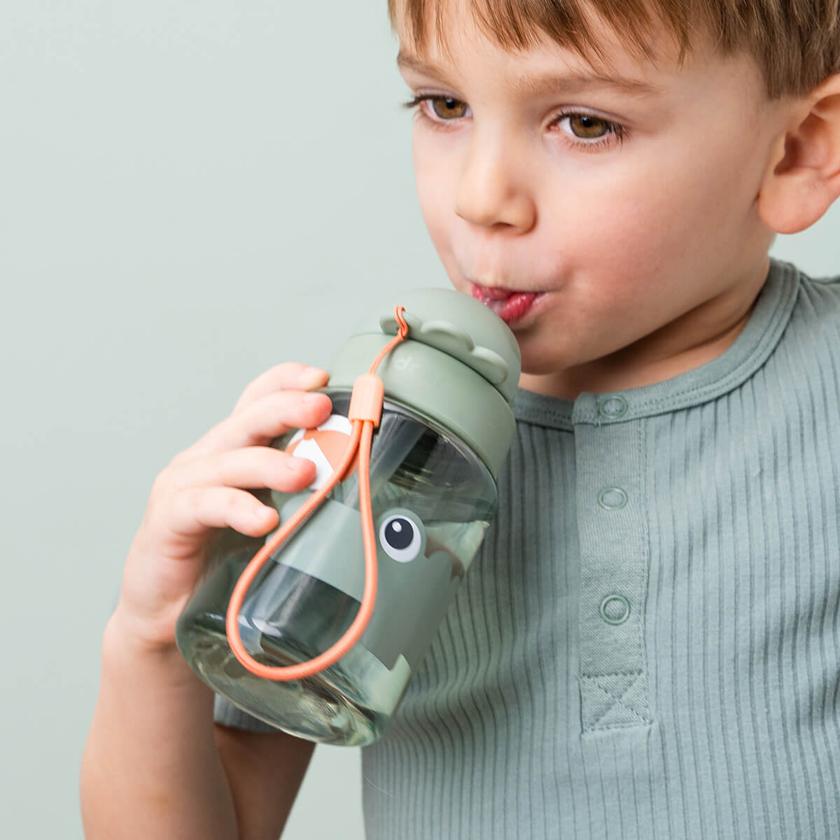 DONE BY DEER Straw bottle - Playground - Green - 280 ml - Image 3