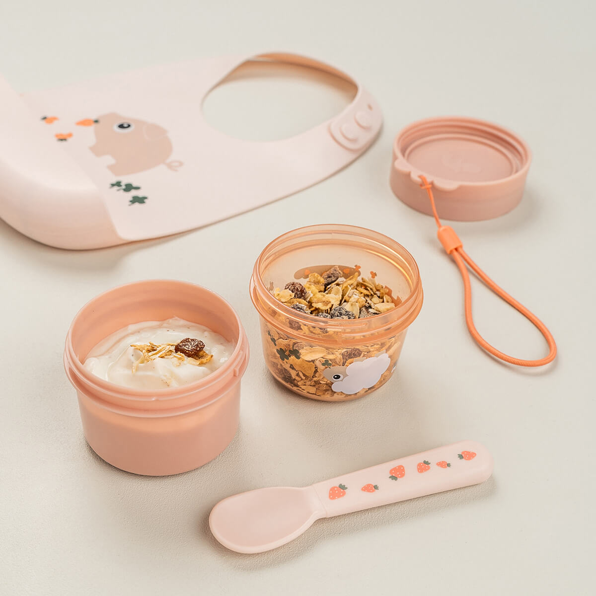 DONE BY DEER To go 2-way snack container S - Tiny farm - Powder - Image 2