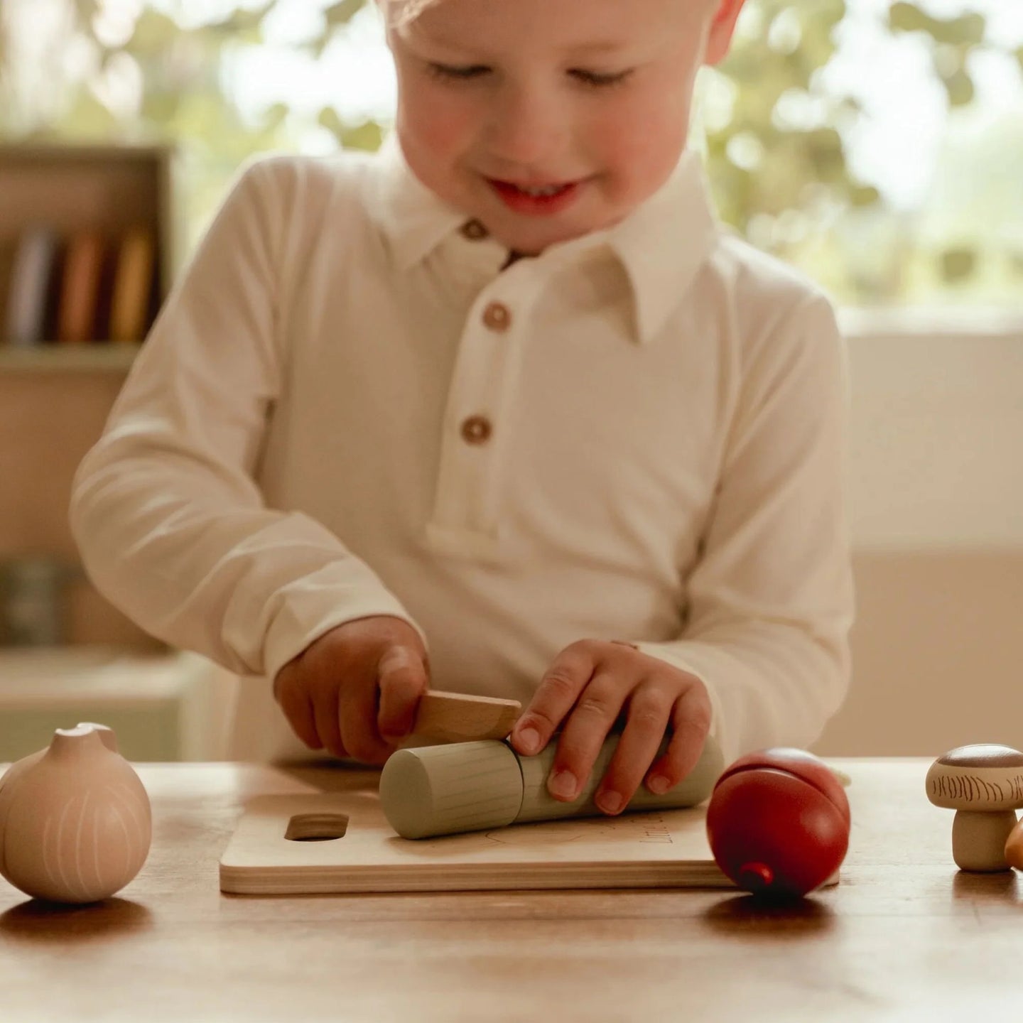 LITTLE DUTCH. Wooden cutting board with vegetables - Image 2
