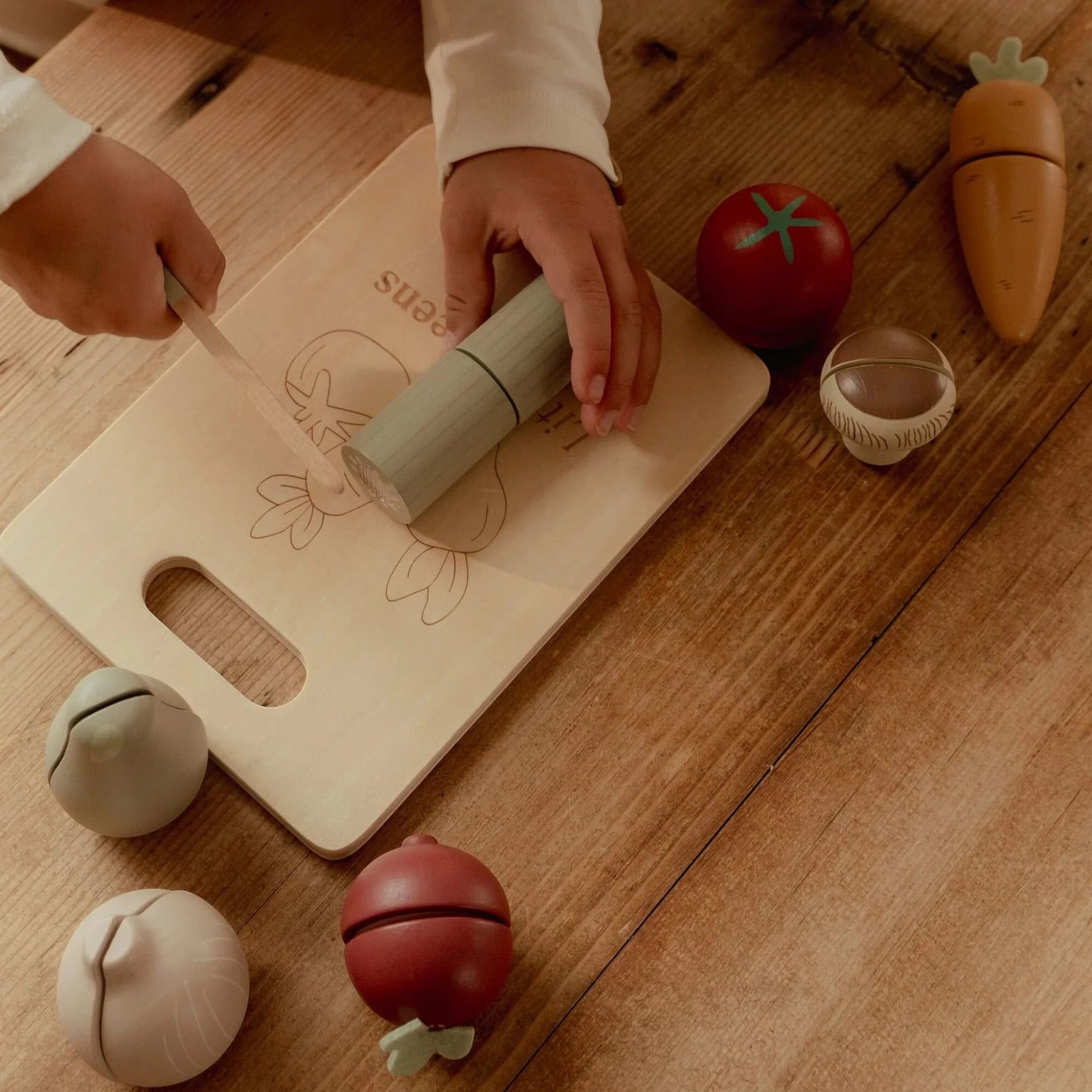 LITTLE DUTCH. Wooden cutting board with vegetables - Image 5