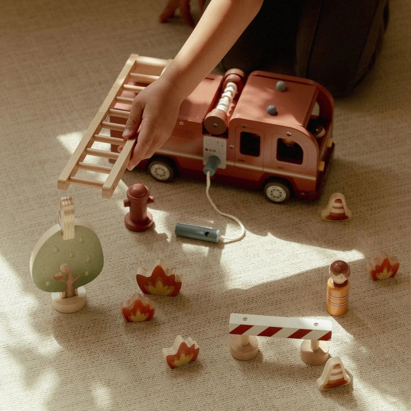 LITTLE DUTCH. Wooden fire truck with FSC accessories - Image 3