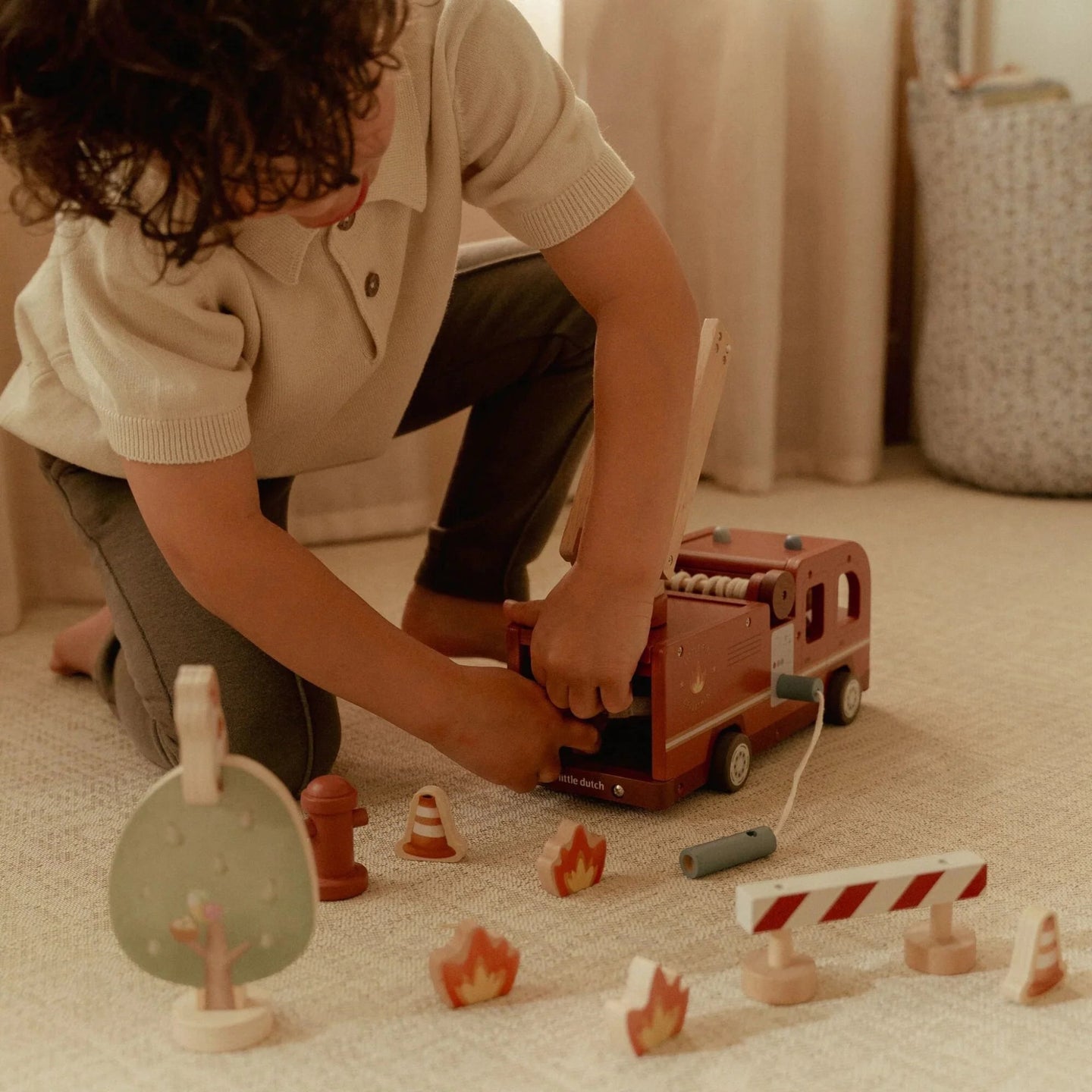 LITTLE DUTCH. Wooden fire truck with FSC accessories - Image 6