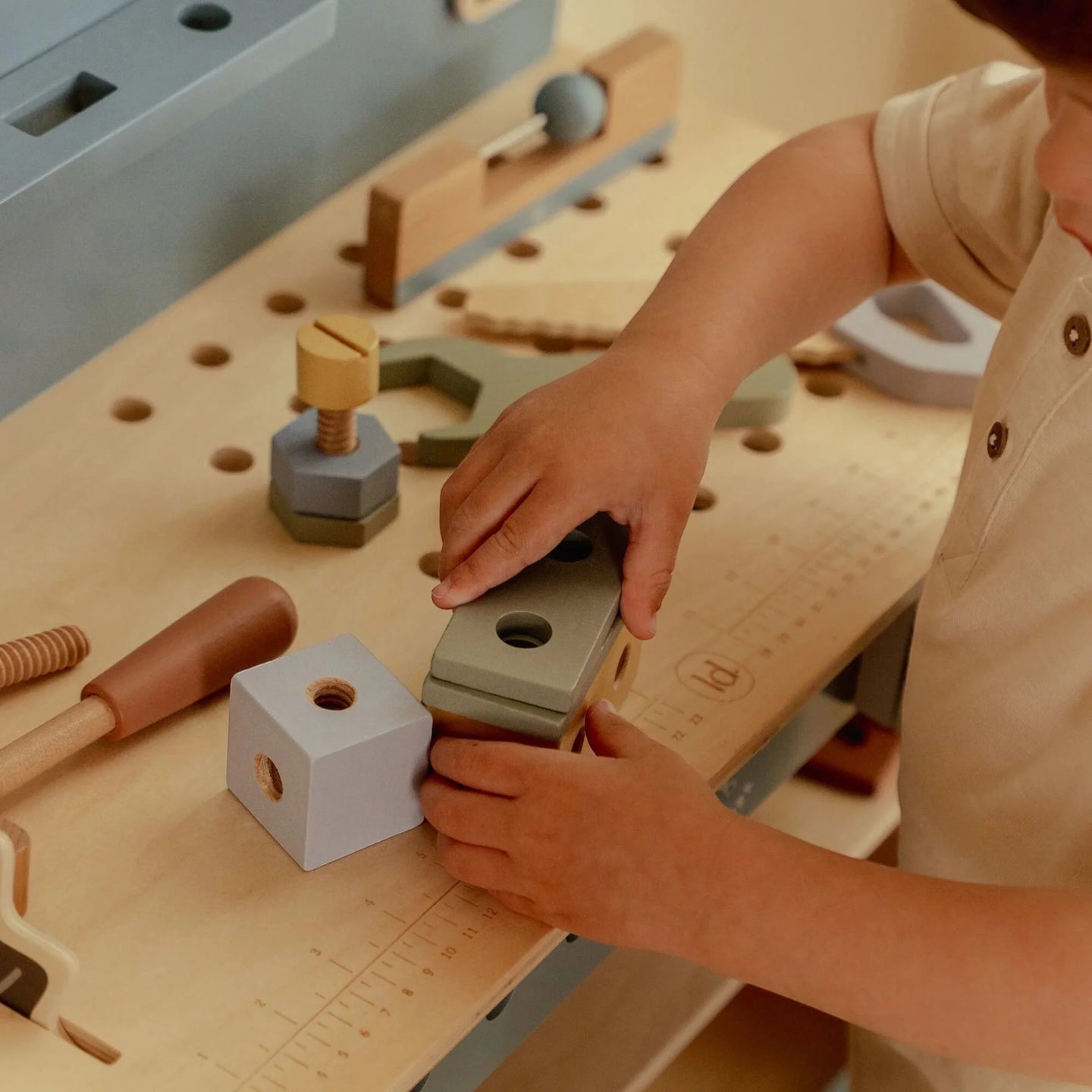 LITTLE DUTCH. FSC wooden workbench - Image 6