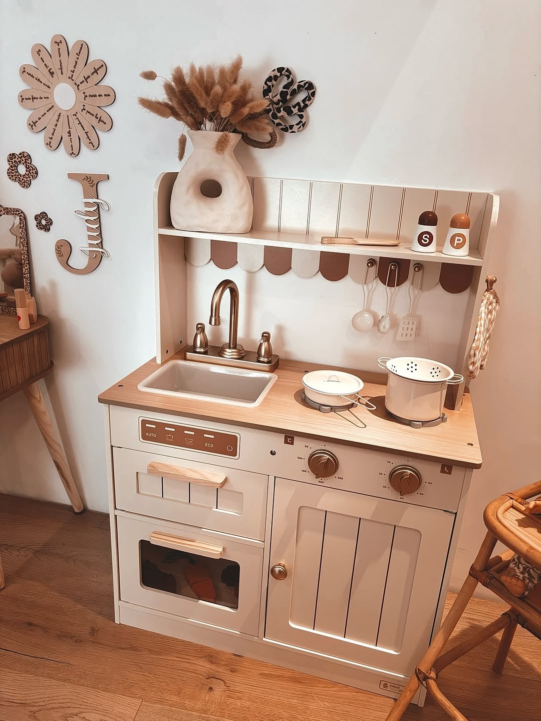 Cream Kitchen - Image 9