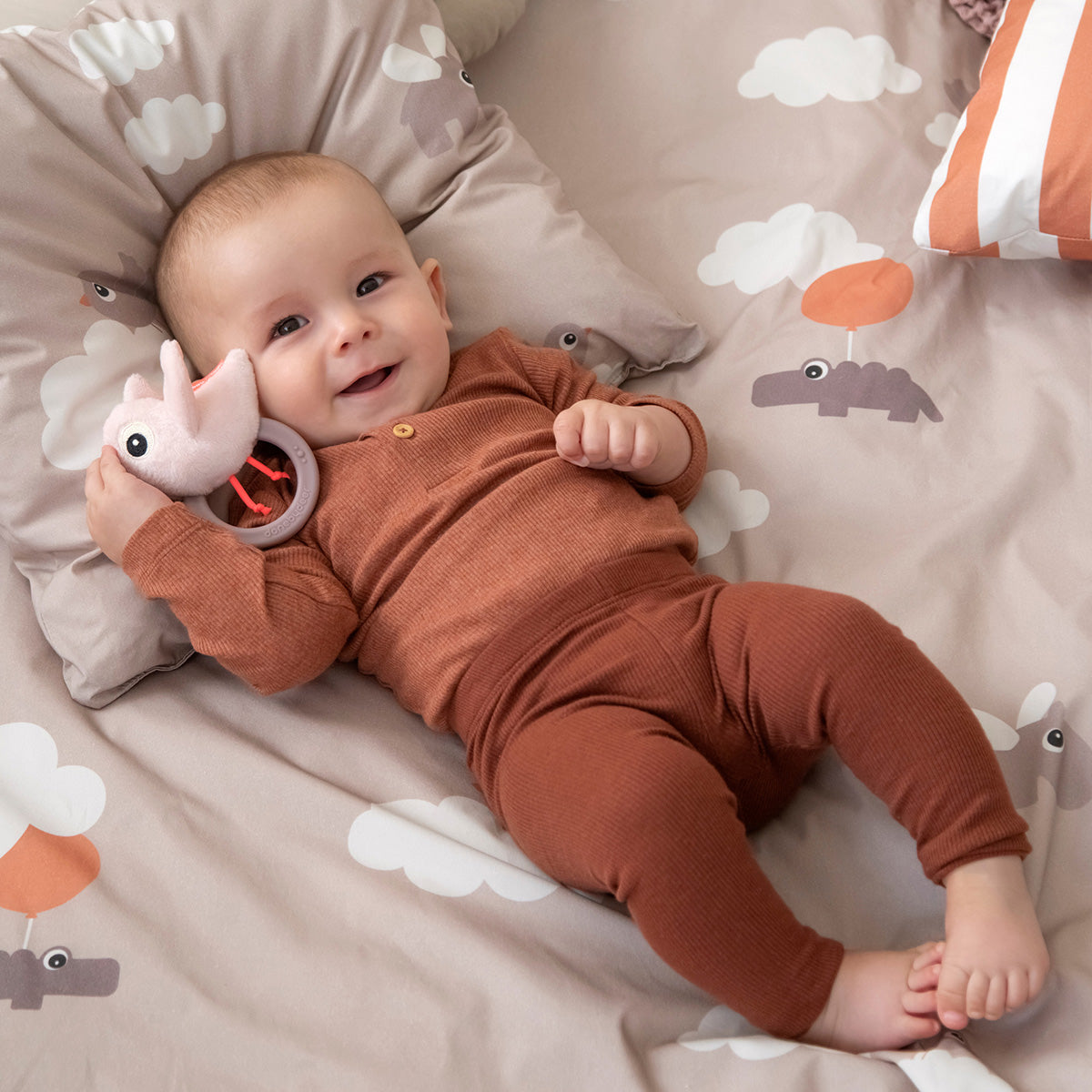Sensory rattle w/teether - Birdee - Powder - Image 3