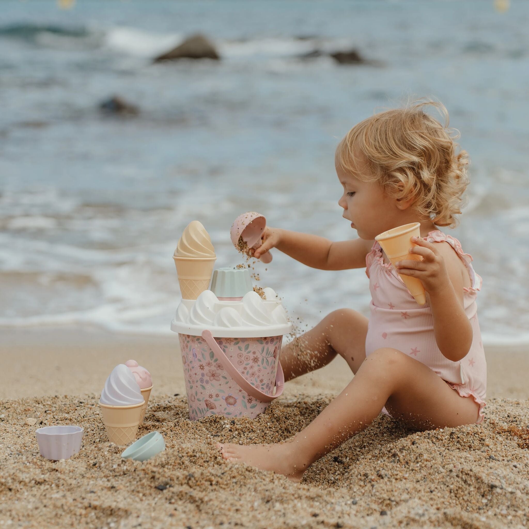 LITTLE DUTCH. Ice Cream Bucket Set Dreamy Mermaid 14pcs - Image 2