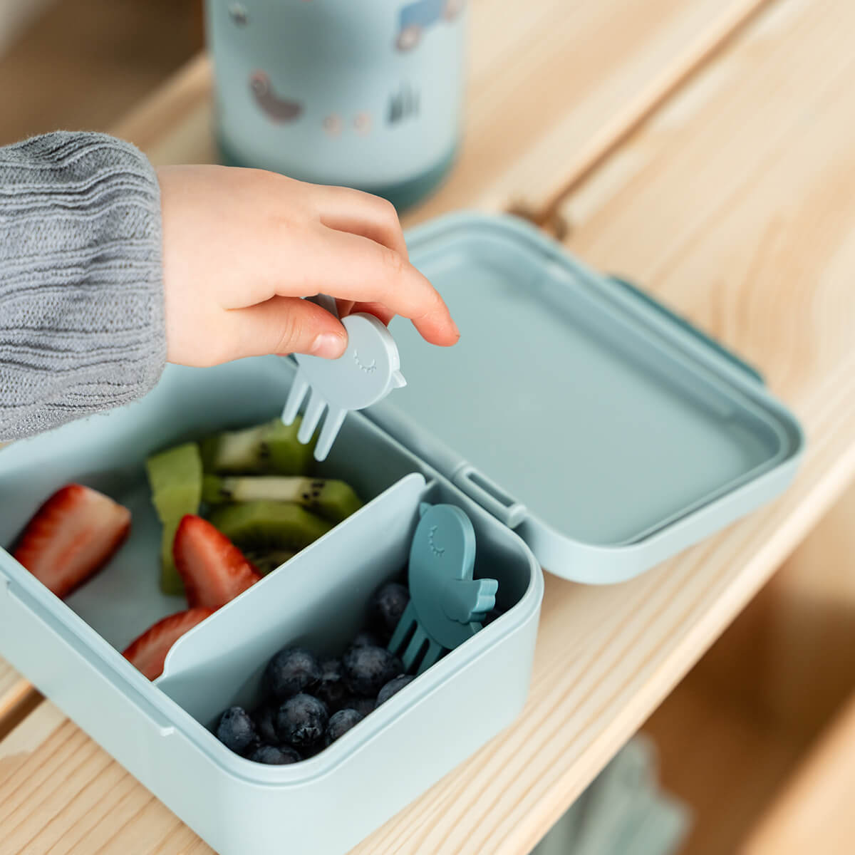 DONE BY DEER Tiny lunch box w/snack picks - Tiny farm - Blue - Image 4