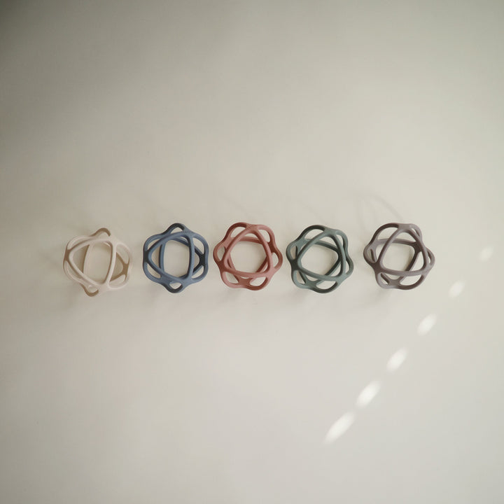 MUSHIE Ball Teether Shifting Sand - Image 3