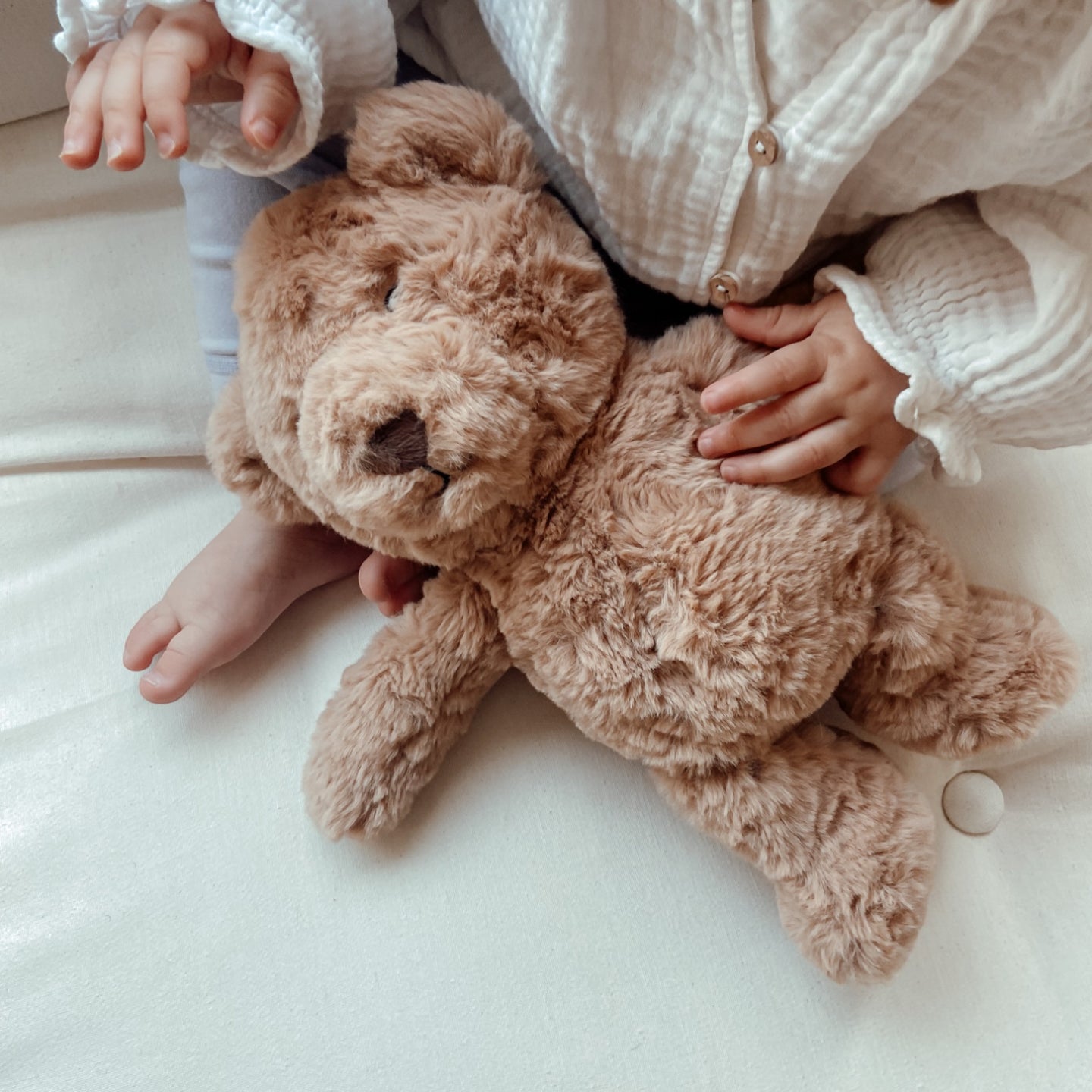 FLOW. Fabric teddy bear Lou with white sounds & music - rechargeable (brown) - Image 2