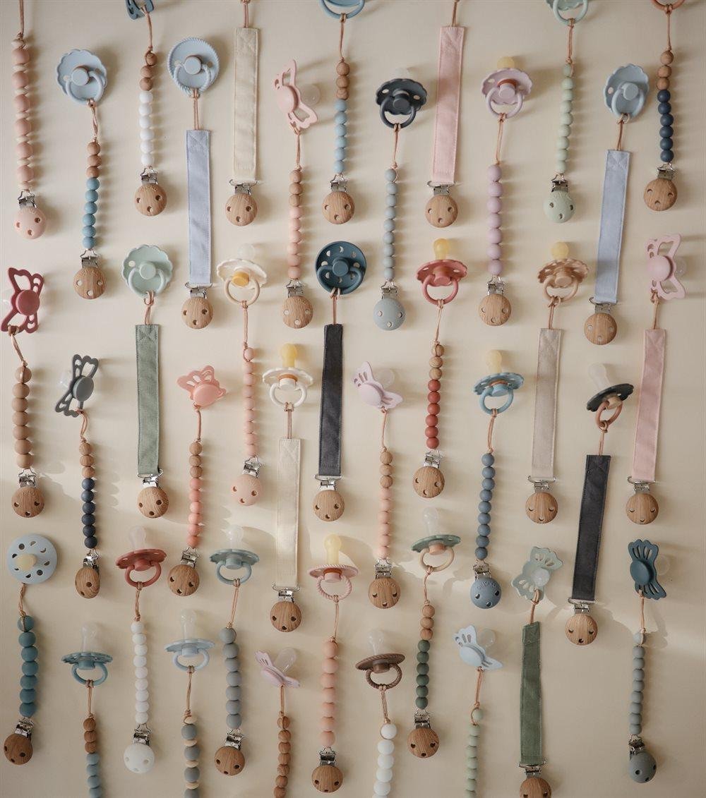 MUSHIE Set of 2 Fabric Pacifier Clips Blush/Cream - Image 5